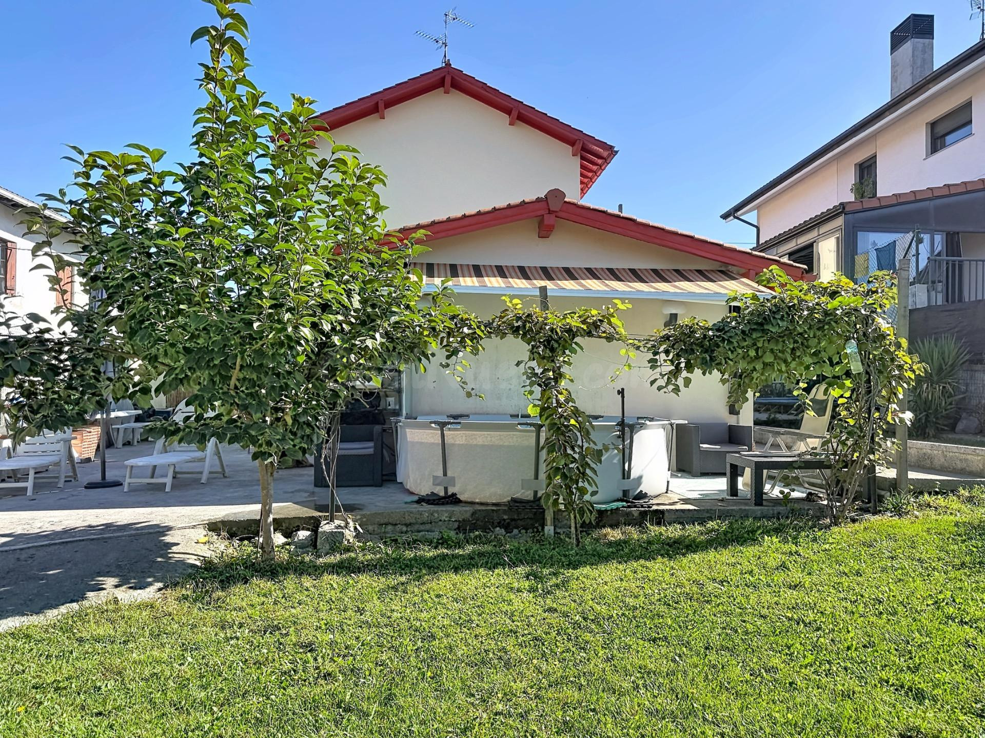 Una villa individual con 450 m2 de parcela, a cinco minutos 