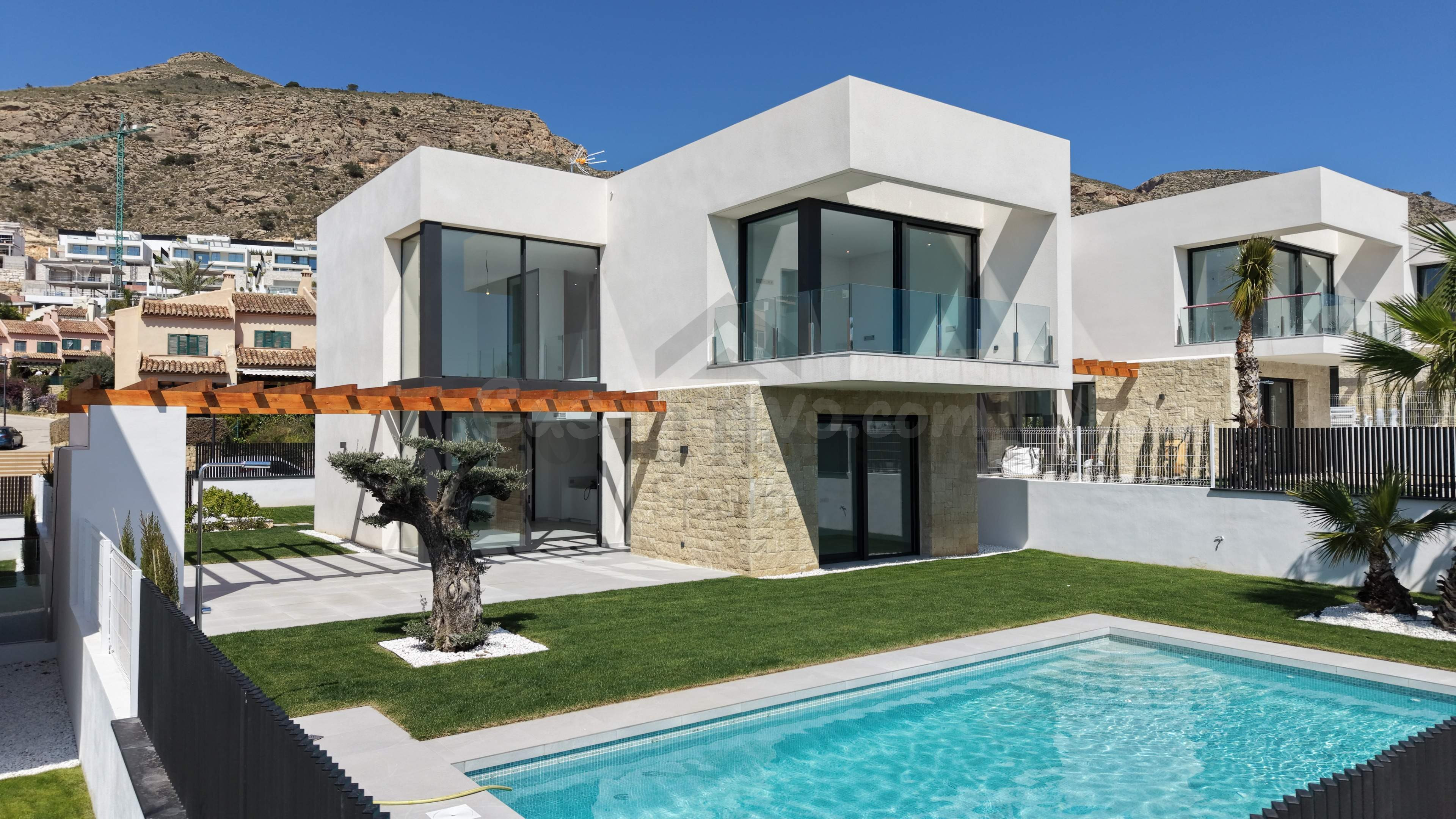 Lujosa Villa Independiente de Obra Nueva con Piscina Privada