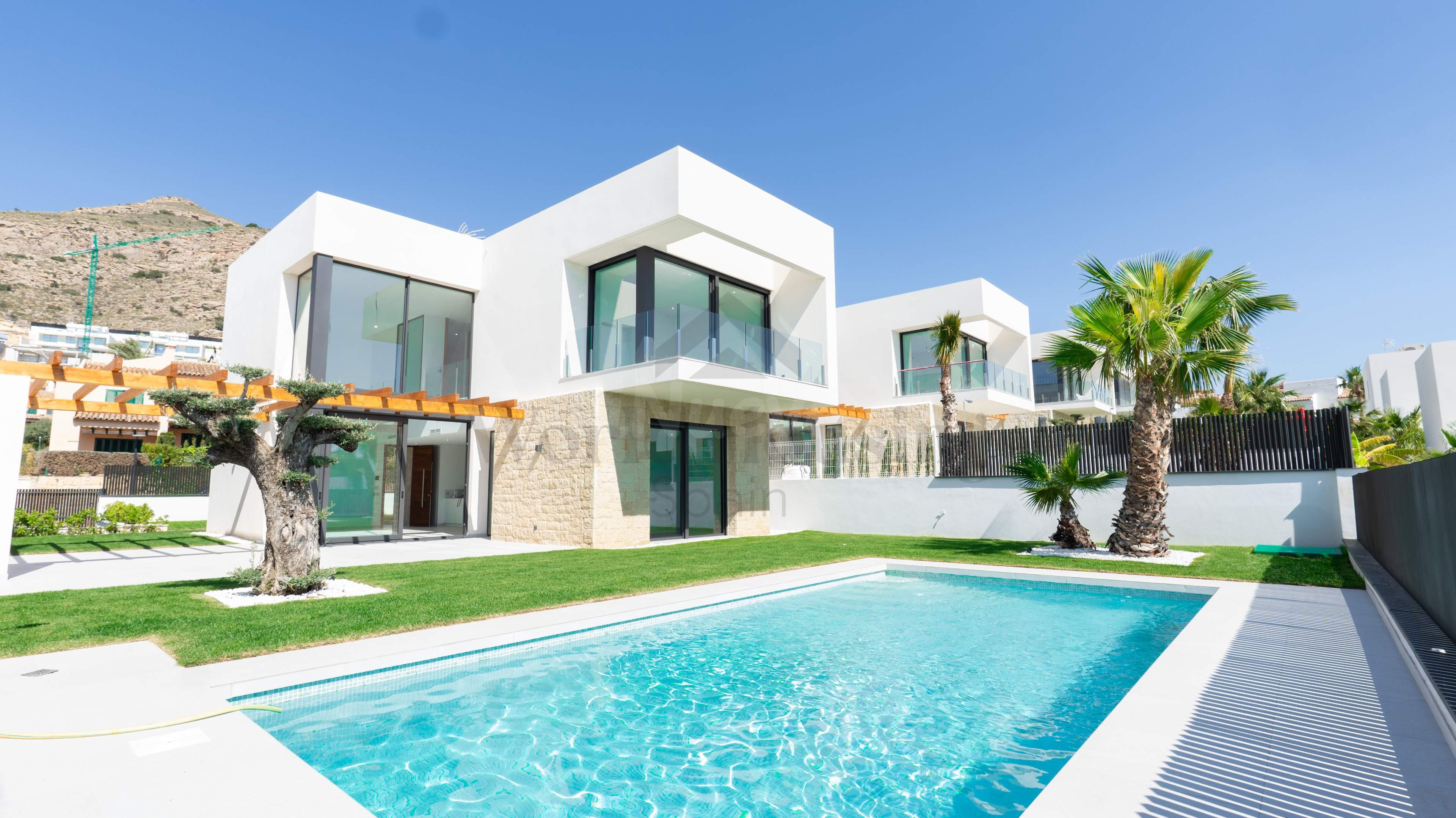 Lujosa Villa Independiente de Obra Nueva con Piscina Privada - foto 3
