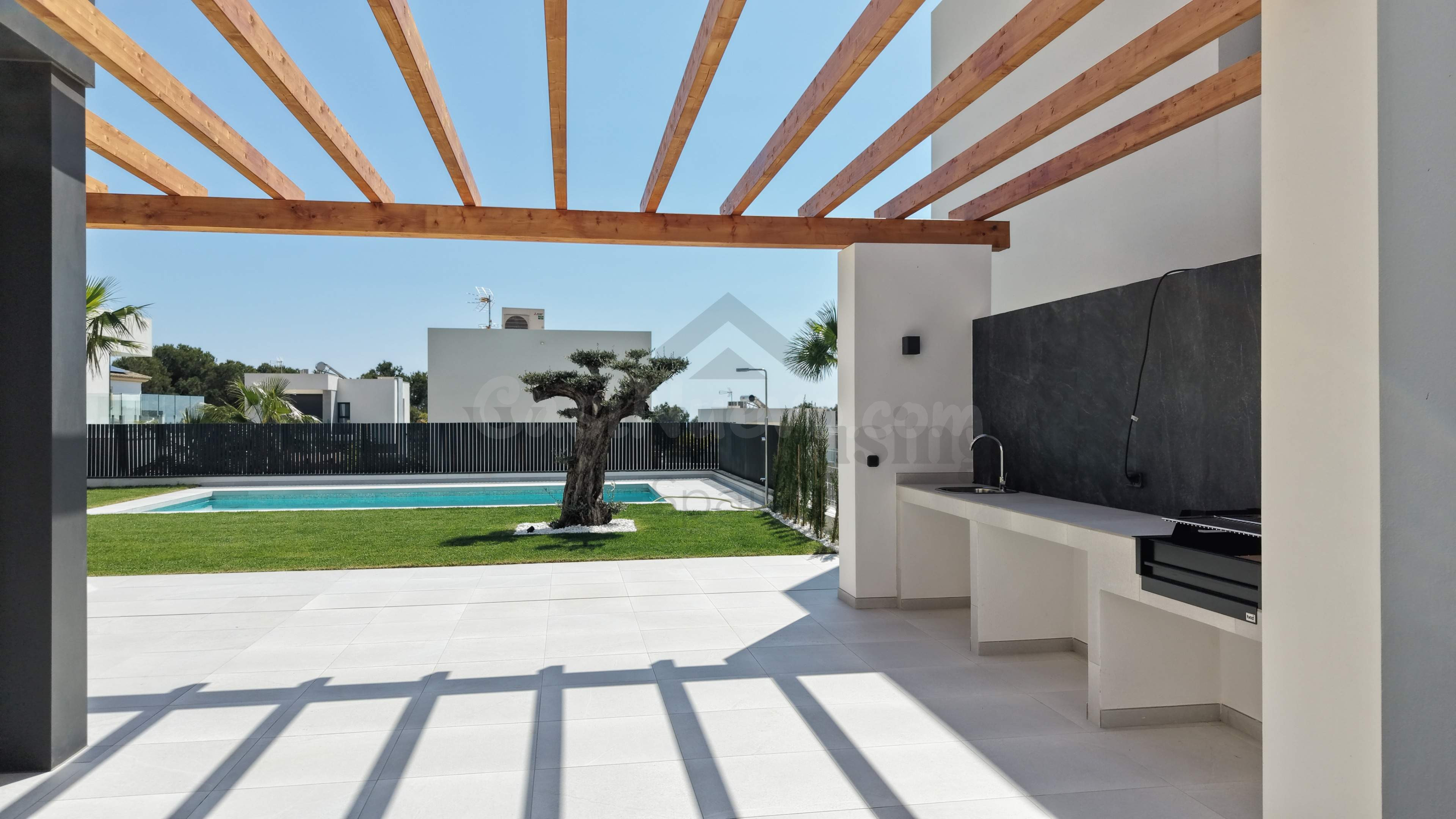 Lujosa Villa Independiente de Obra Nueva con Piscina Privada - foto 5
