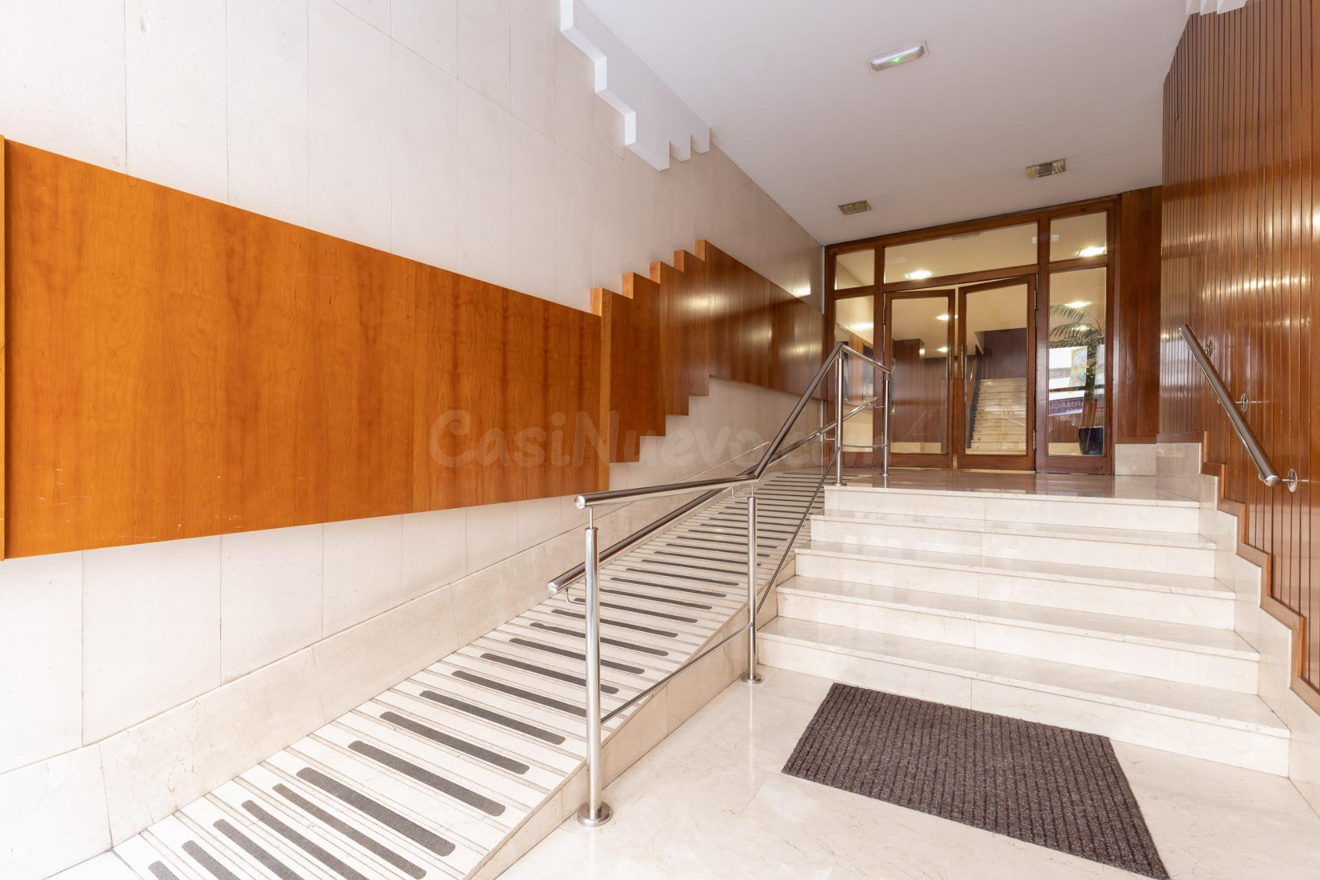 Piso en pleno centro de Granada con 2 plazas de garaje y tra - foto 2