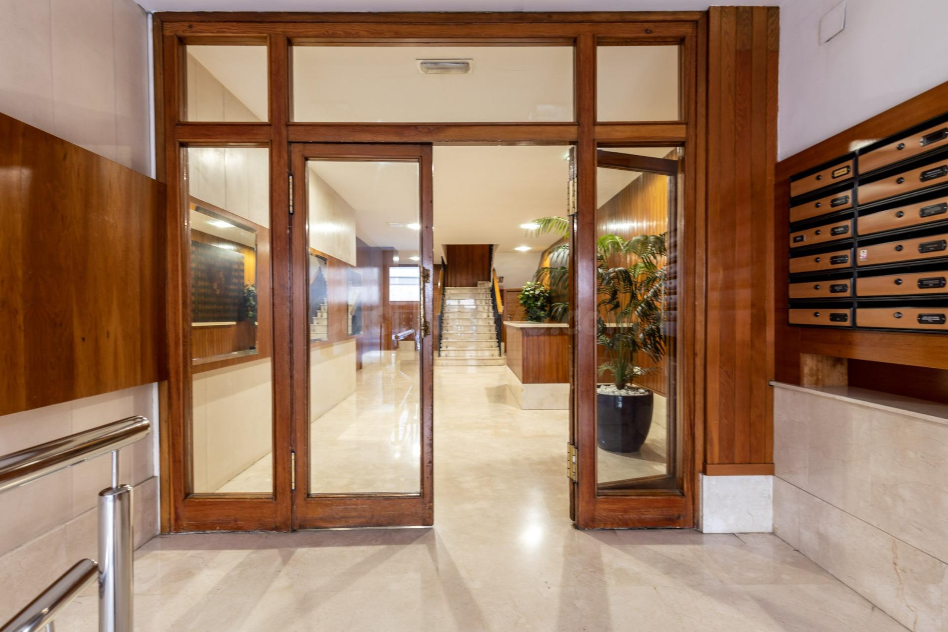 Piso en pleno centro de Granada con 2 plazas de garaje y tra - foto 3