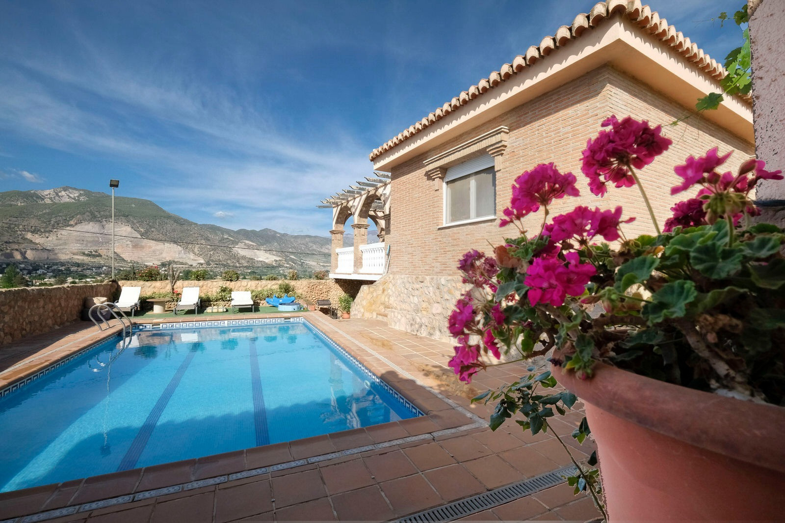 Espectacular cortijo con encanto, piscina y vistas a Sierra Nevada en Padul