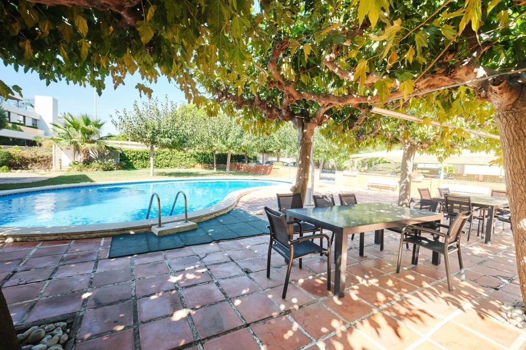A UN PASO DE LA ARENA: Planta baja con balcón, piscina y par