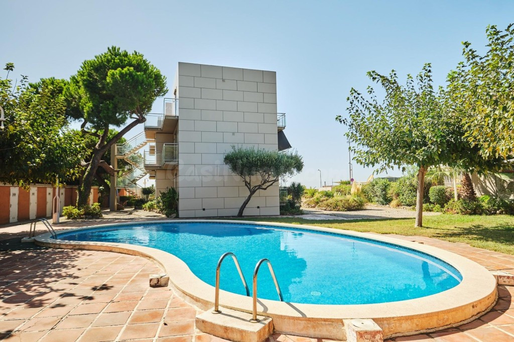A UN PASO DE LA ARENA: Planta baja con balcón, piscina y par - foto 2