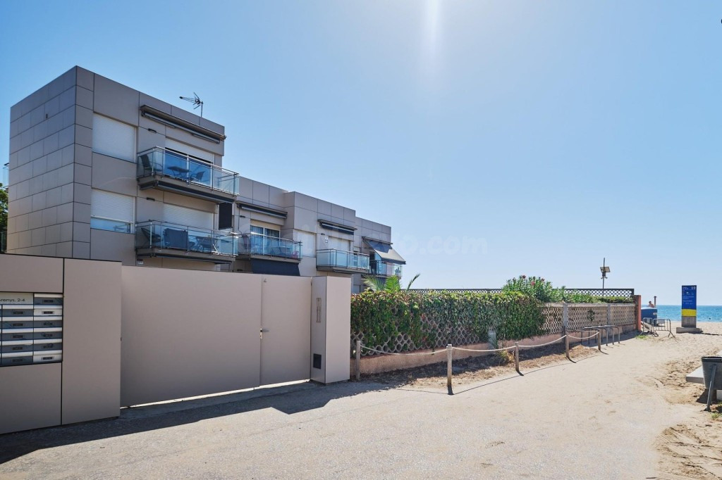 A UN PASO DE LA ARENA: Planta baja con balcón, piscina y par - foto 3