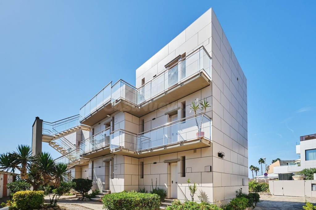 A UN PASO DE LA ARENA: Planta baja con balcón, piscina y par - foto 4
