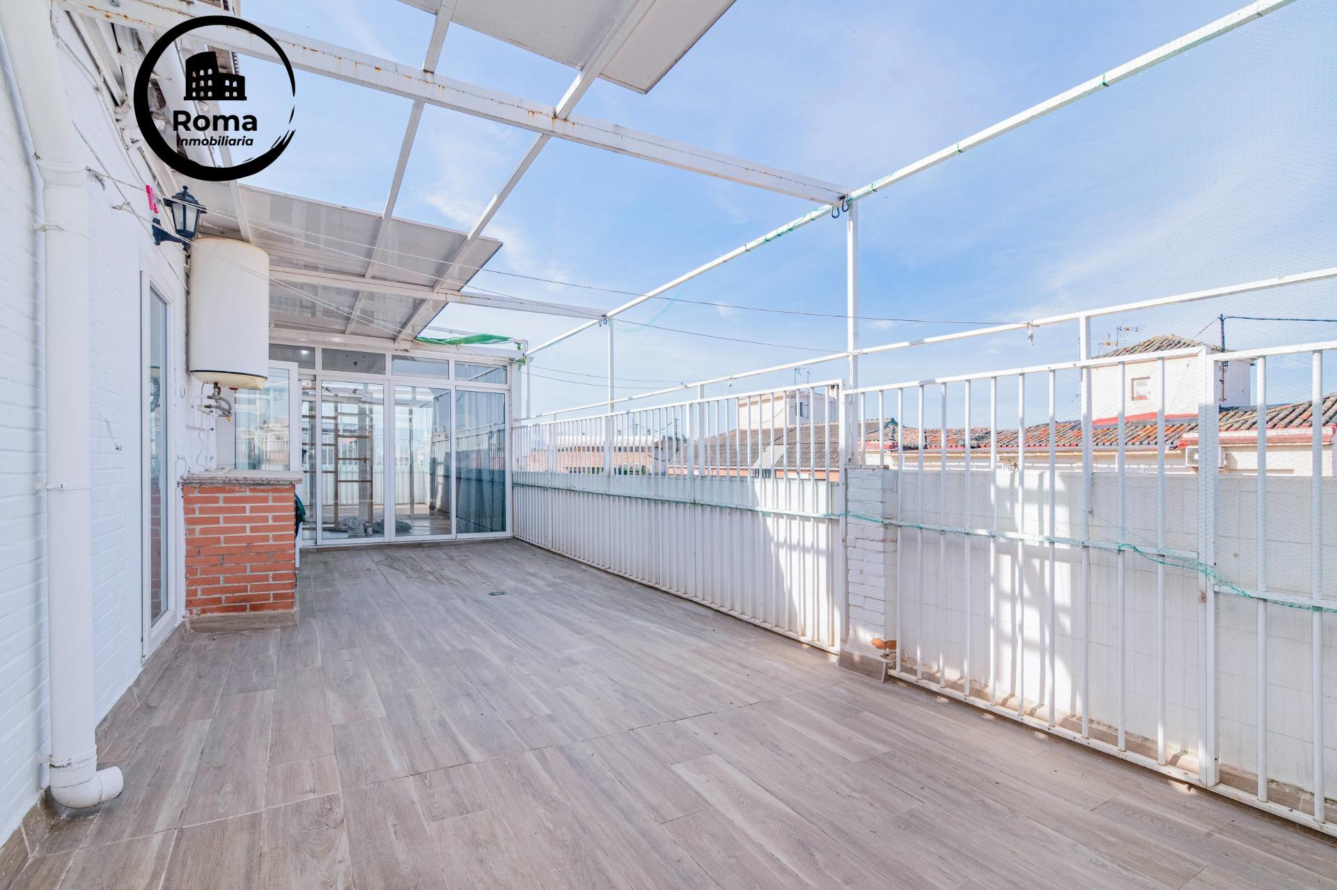 Atico muy amplio con gran terraza en Arabial