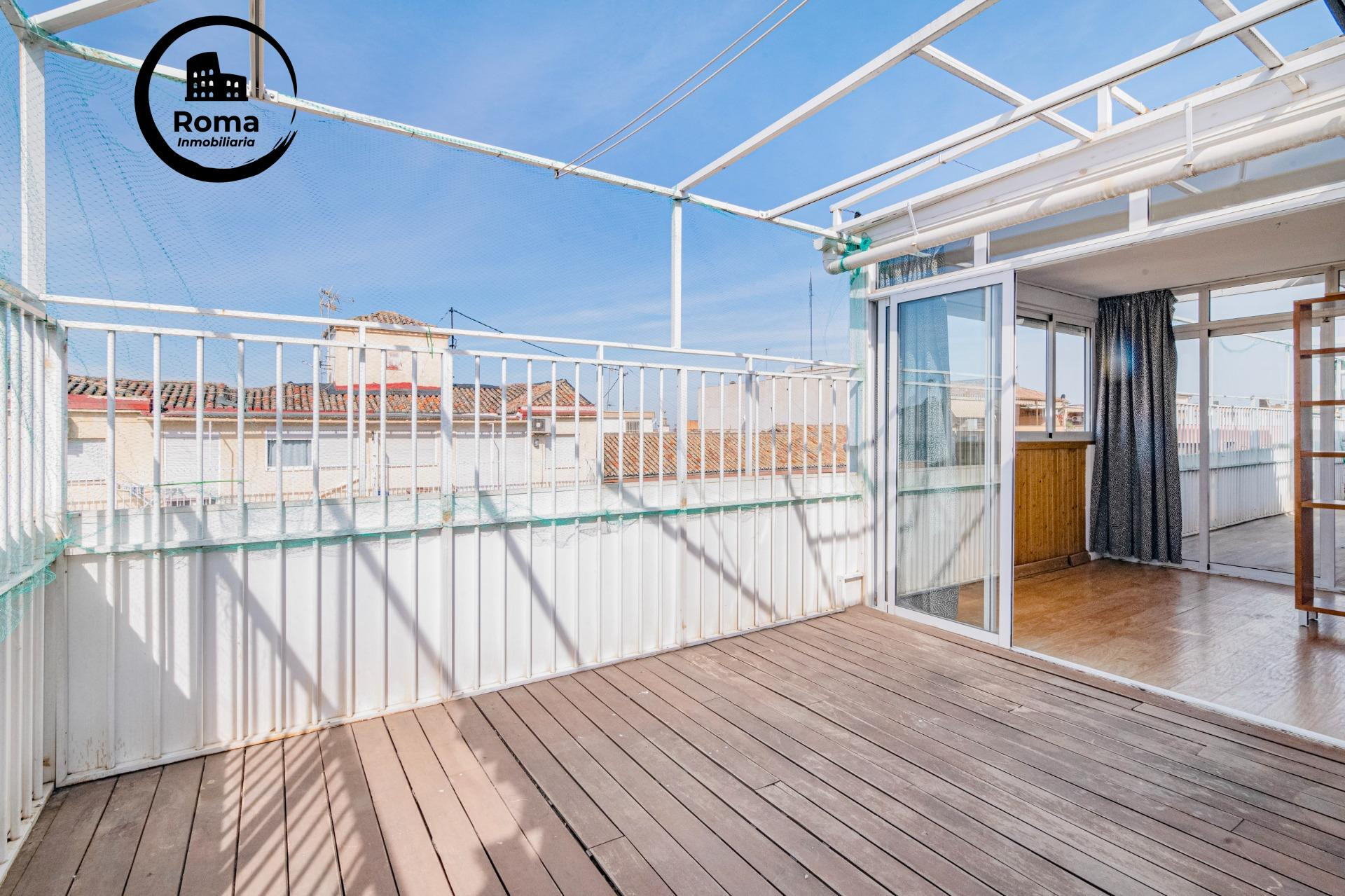 Atico muy amplio con gran terraza en Arabial - foto 2