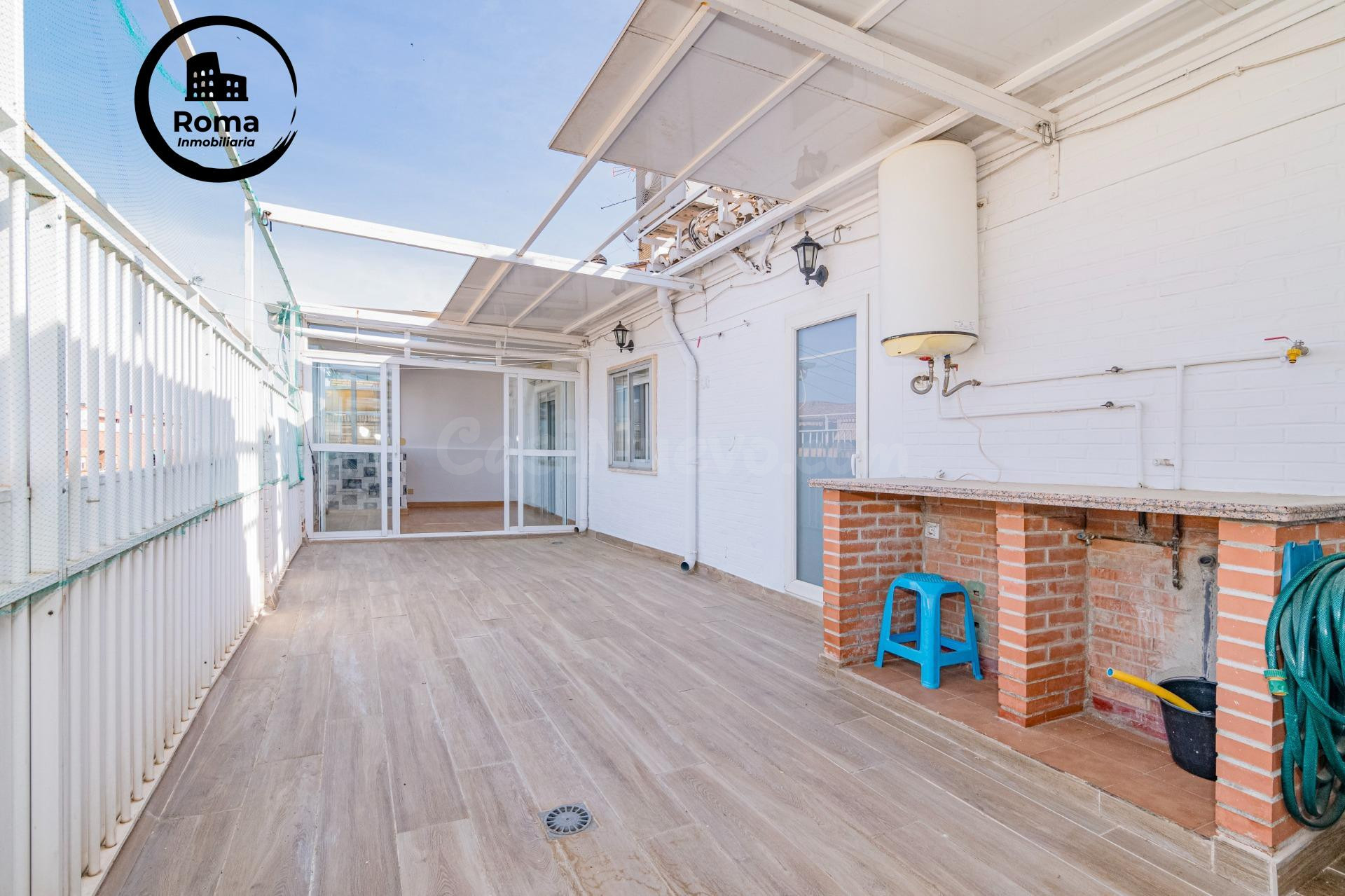 Atico muy amplio con gran terraza en Arabial - foto 3