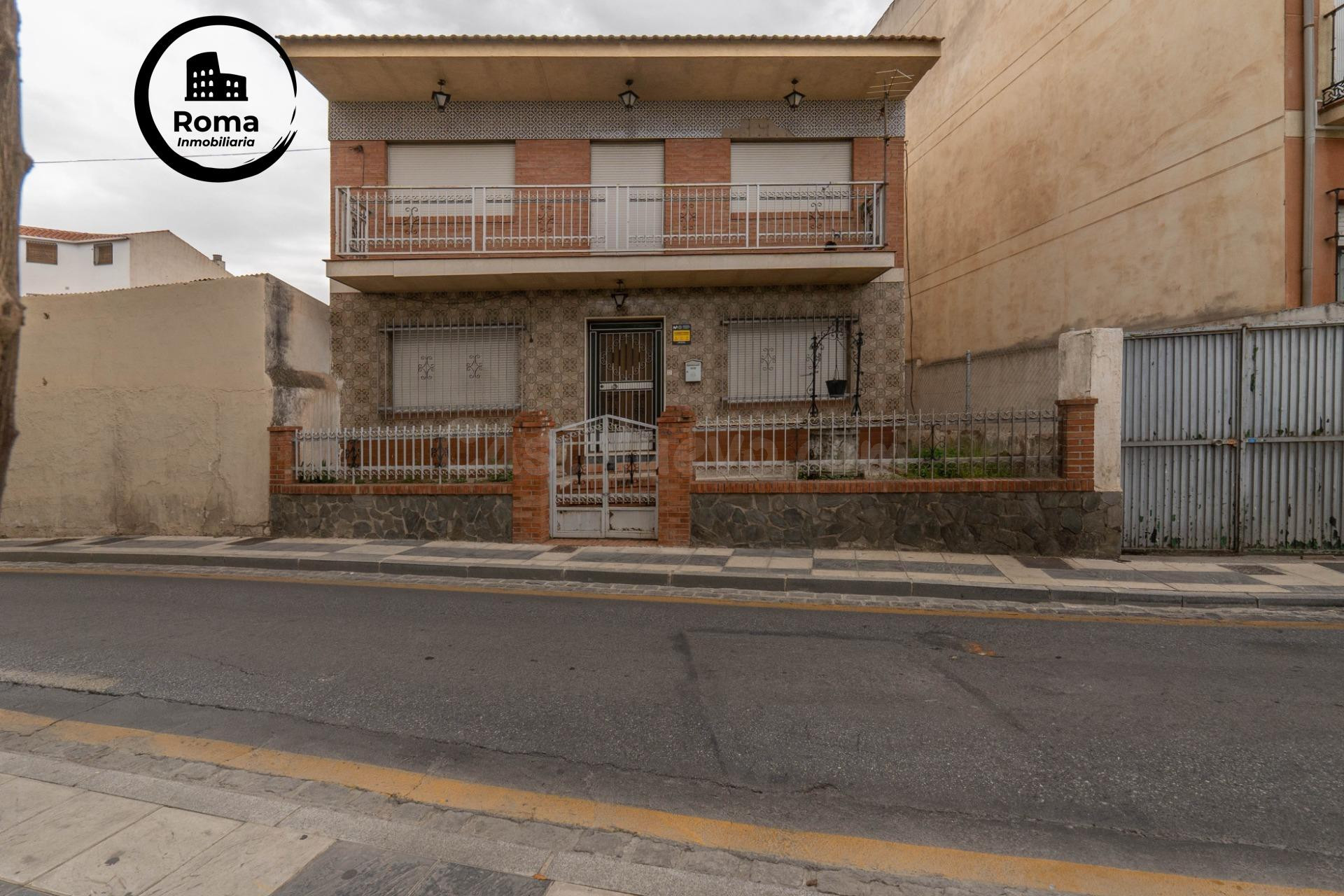 SE VENDE CASA CON UNA PARCELA DE 461 m2 (EN EL CENTRO DE LOS