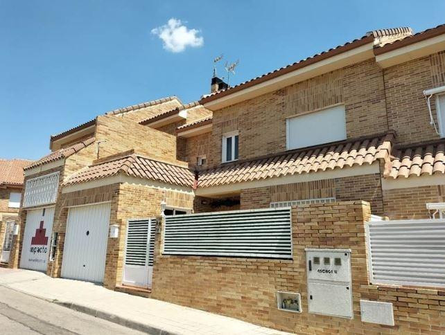 SE VENDE casa adosada OKUPA en C Ciudad Real de Yuncos - foto 2