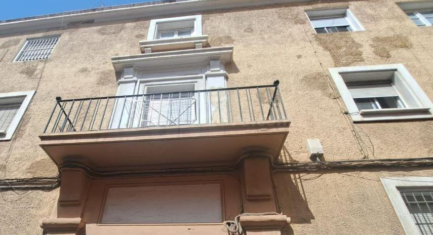 SE VENDE piso OKUPA en C Sales  de Almería - foto 2