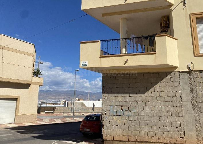 SE VENDE piso OKUPA en C Dante de Roquetas de Mar - foto 2