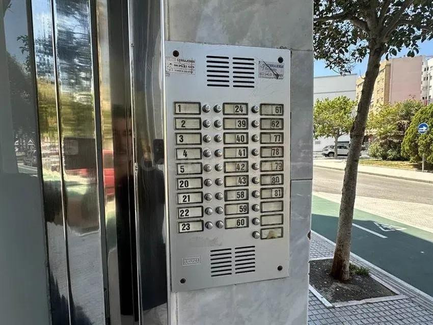 SE VENDE piso OKUPADO en C/ Lepanto Cádiz (Cádiz) - foto 2