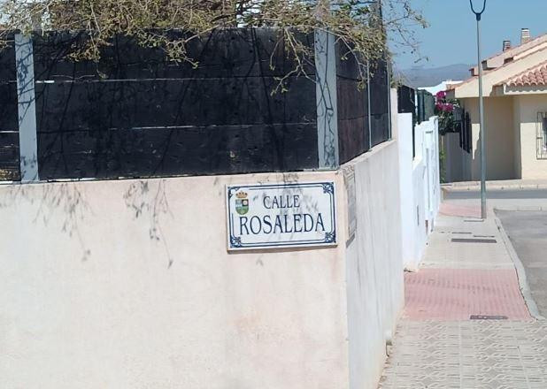 SE VENDE casa adosada OKUPA en C Rosaleda  de Turre - foto 2