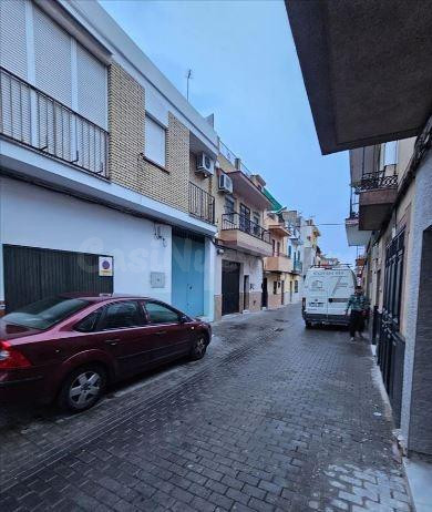 SE VENDE piso OKUPA en C Costa Y Llobera de Sevilla - foto 2