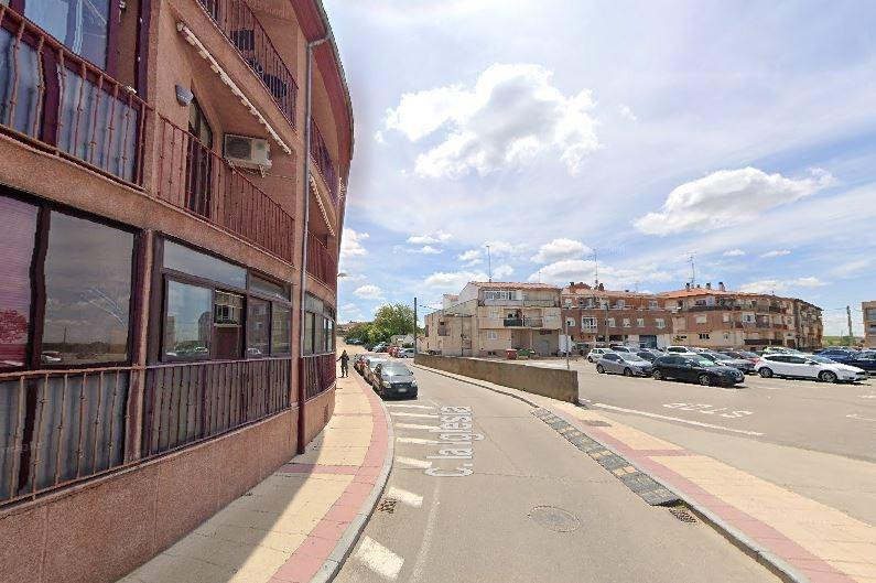 SE VENDE piso OKUPA en C CALLE SANTA ANA 2 D BJO de Vil - foto 2