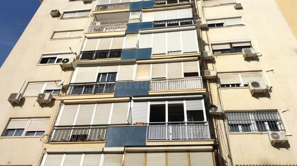 SE VENDE piso OKUPA en Avenida Ildefonso Marañón Lavi Nº 1 S - foto 2