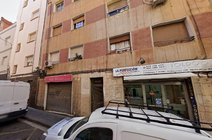 SE VENDE piso OKUPA en CALLE PUJOS 12 de Hospitalet de Llobr - foto 2