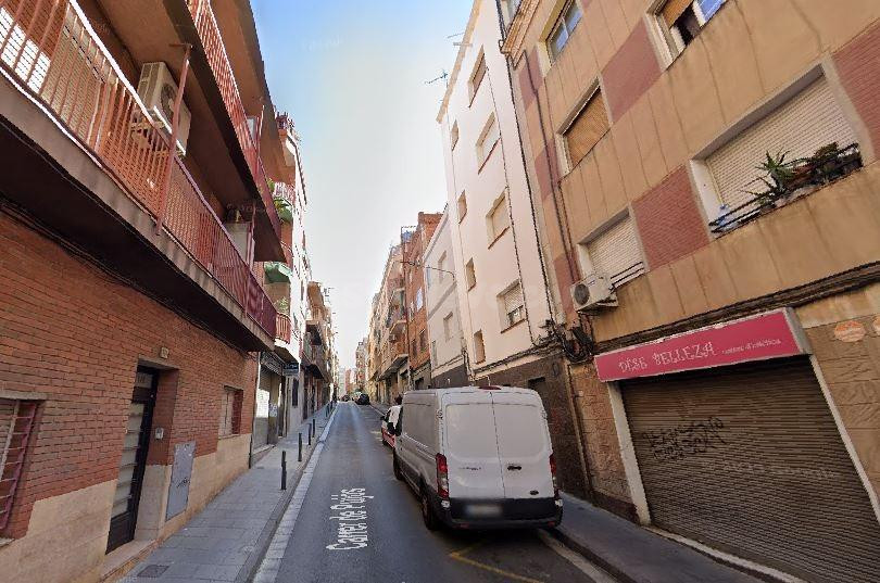 SE VENDE piso OKUPA en CALLE PUJOS 12 de Hospitalet de Llobr - foto 3