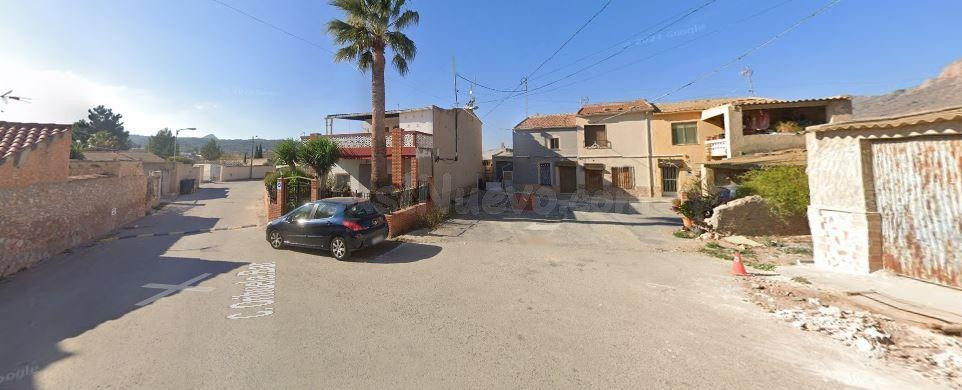 SE VENDE CASA OKUPADA en Calle Orihuela Barbarroja Nº 3 Orih - foto 2