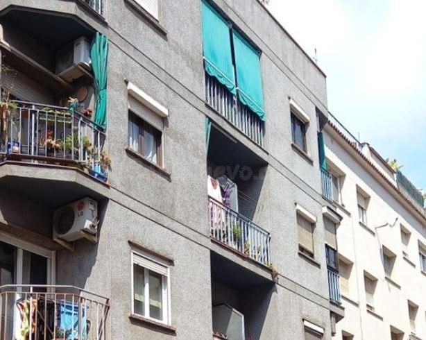 SE VENDE piso OKUPA en C Prat De La Riba 23 de Santa Coloma  - foto 3