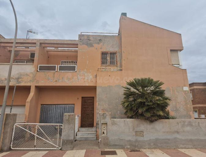 SE VENDE casa adosada OKUPADA en Calle Belmonte Nº 2 Roquetas de Mar (Almería)