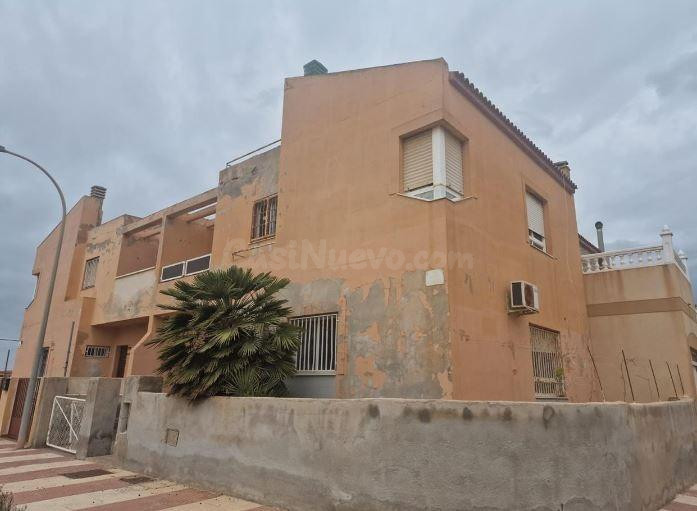 SE VENDE casa adosada OKUPADA en Calle Belmonte Nº 2 Roqueta - foto 2