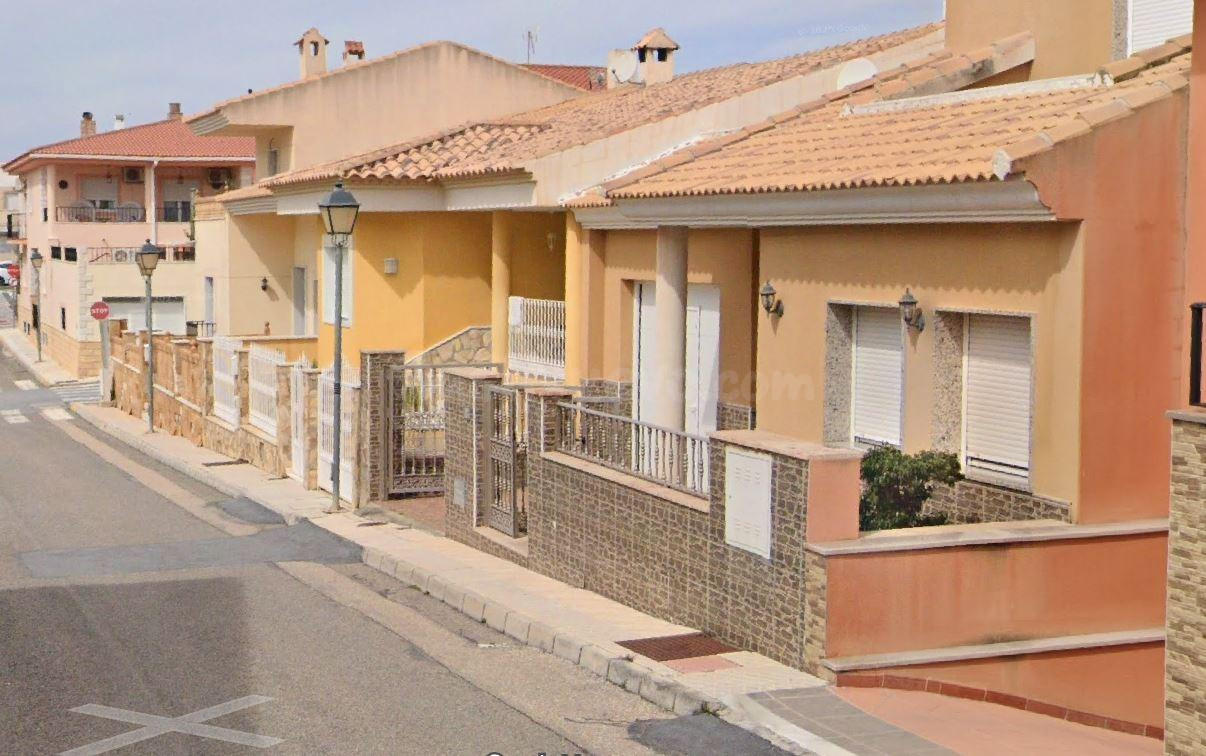 SE VENDE inmueble ALQUILADO en Fines - foto 2