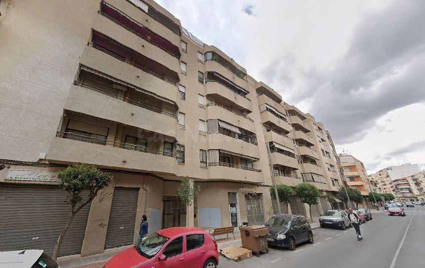 SE VENDE inmueble ALQUILADO en Elda - foto 2
