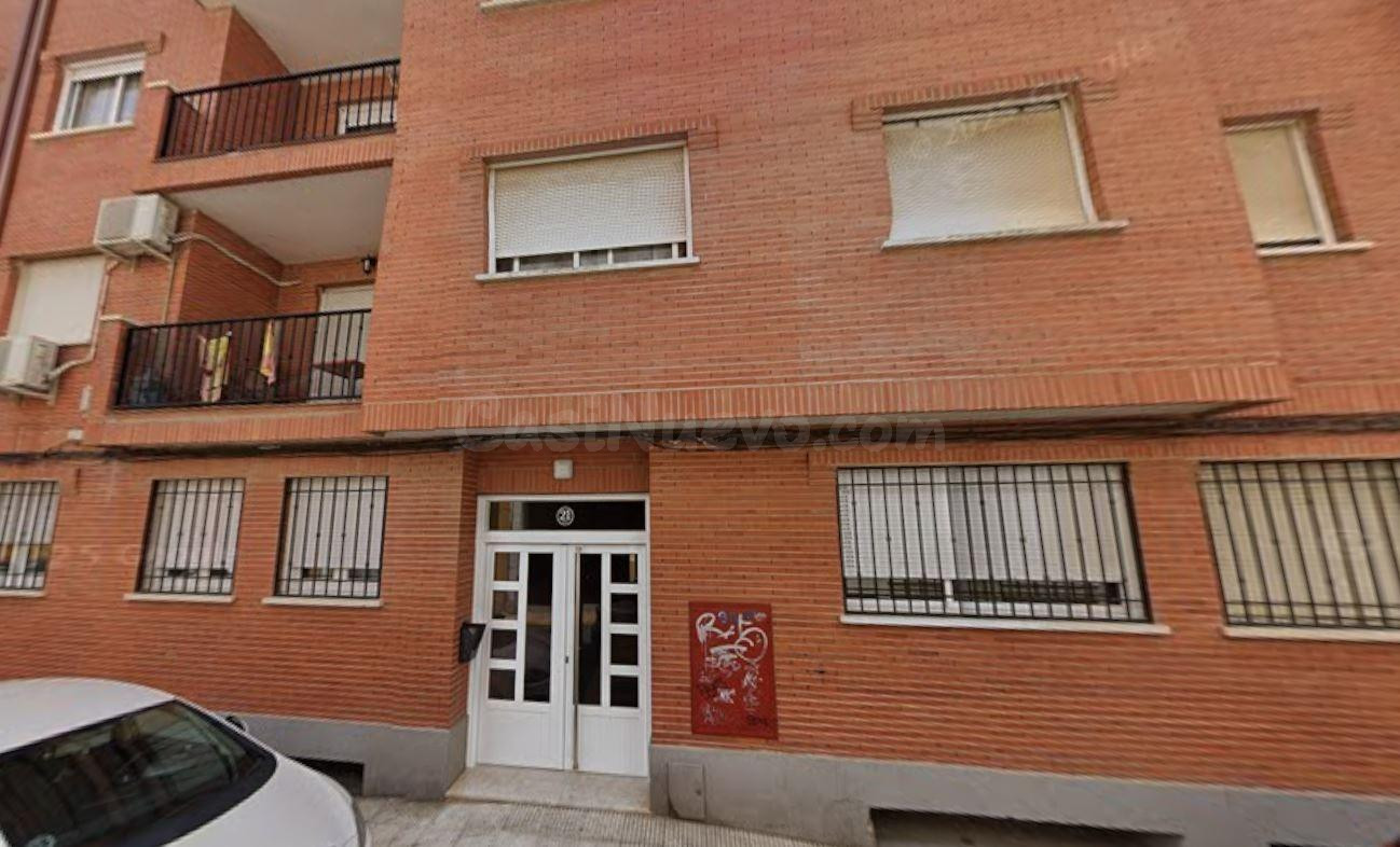 SE VENDE piso + 3 trasteros + parking ALQUILADOS en Tarancón - foto 2