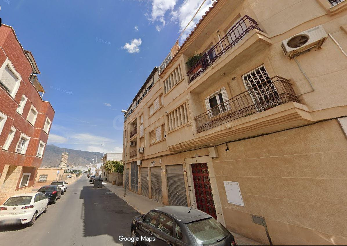 SE VENDE inmueble + Garaje ALQUILADO en Ejido (El) - foto 2