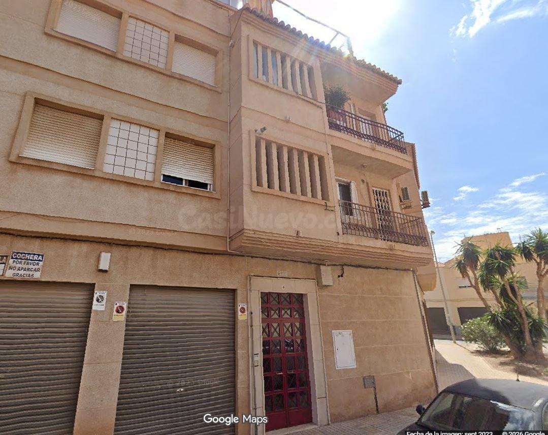 SE VENDE inmueble + Garaje ALQUILADO en Ejido (El) - foto 3