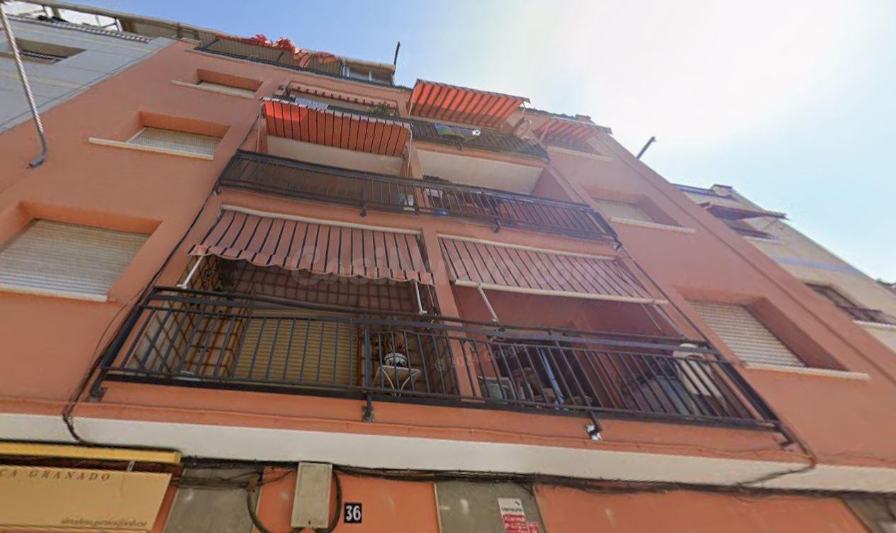 SE VENDE piso OKUPADO en Calle PRIMER DE MAIG Nº 36 Sant Boi de Llobregat (Barcelona).