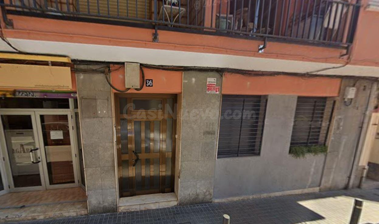 SE VENDE piso OKUPADO en Calle PRIMER DE MAIG Nº 36 Sant Boi - foto 2