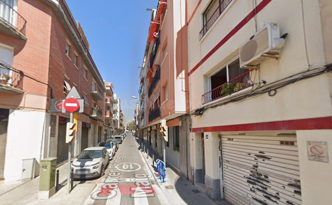 SE VENDE piso OKUPADO en Calle PRIMER DE MAIG Nº 36 Sant Boi - foto 3