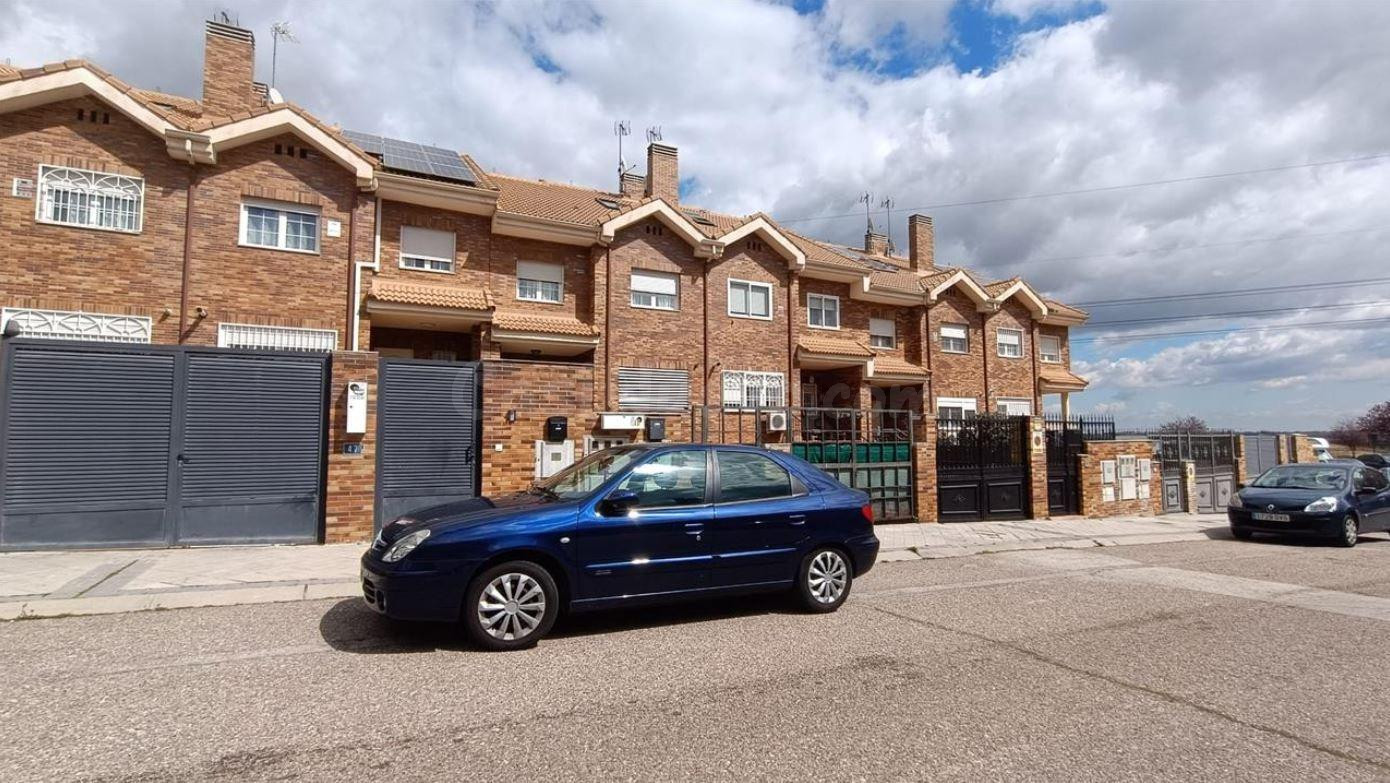 SE VENDE casa OKUPADA en Calle Santoña Arroyomolinos (Madrid)