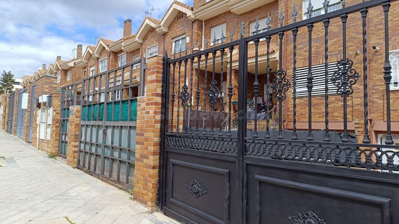 SE VENDE casa OKUPADA en Calle Santoña Arroyomolinos (Madrid - foto 2