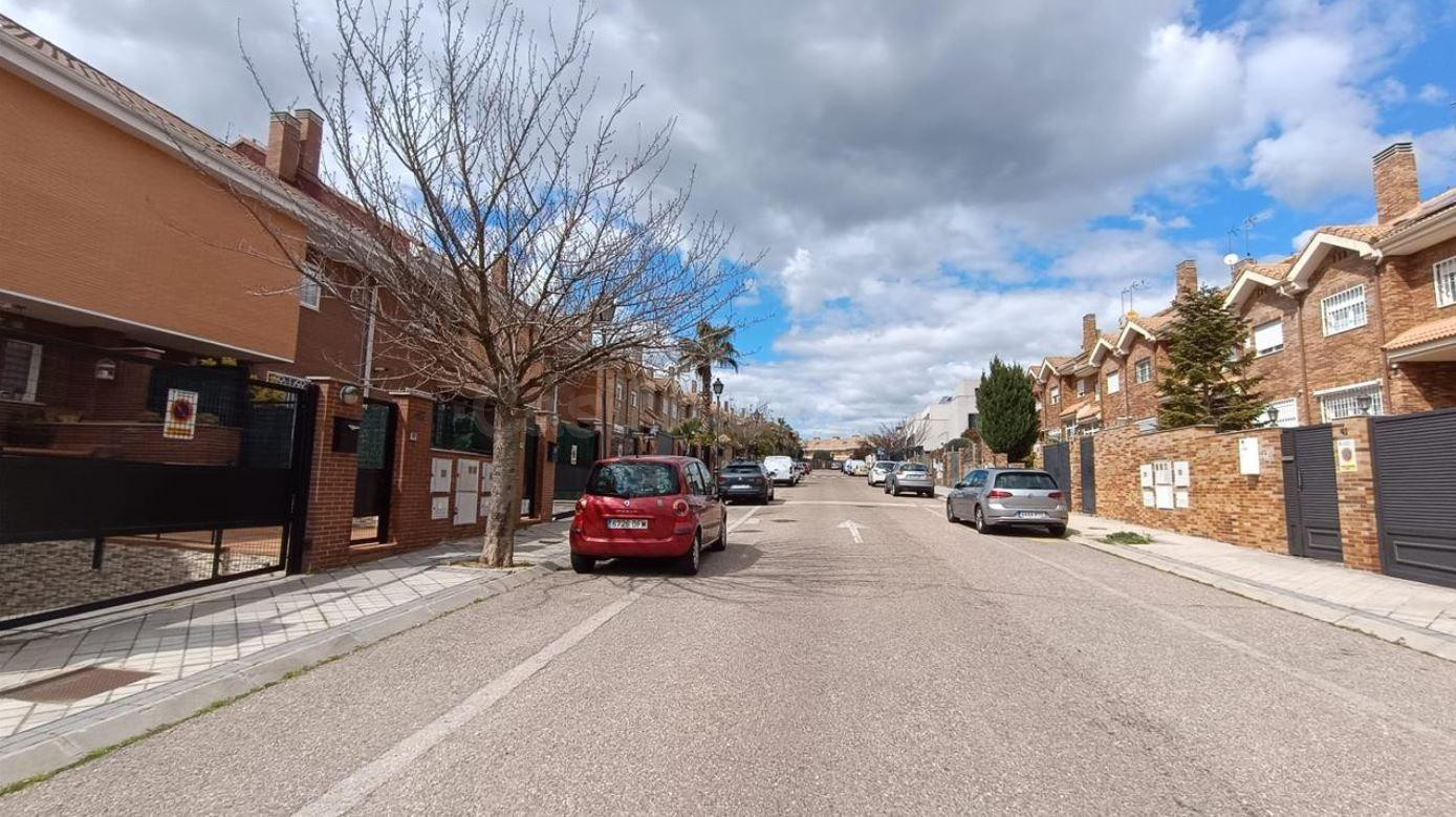 SE VENDE casa OKUPADA en Calle Santoña Arroyomolinos (Madrid - foto 5