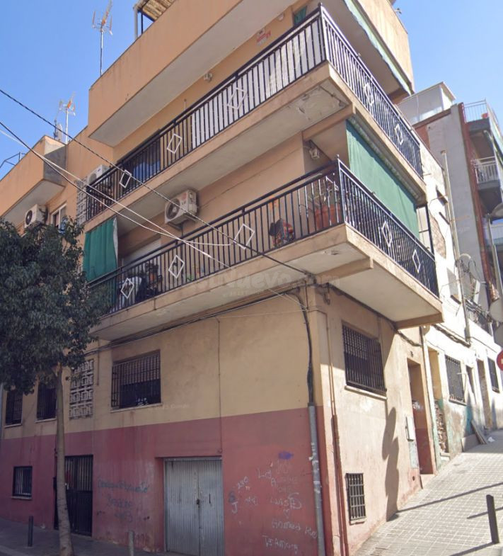 Se vende local OKUPA en Calle Mozart 75 de Badalona, Barcelona.