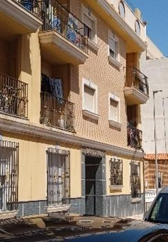 SE VENDE PISO OKUPADO EN Calle Julio Romero Nº 6 Roquetas de - foto 2