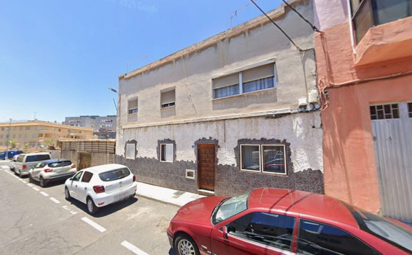 SE VENDE CASA ADOSADA OKUPADA SITUADA EN Calle Angeles Nº 6  - foto 2