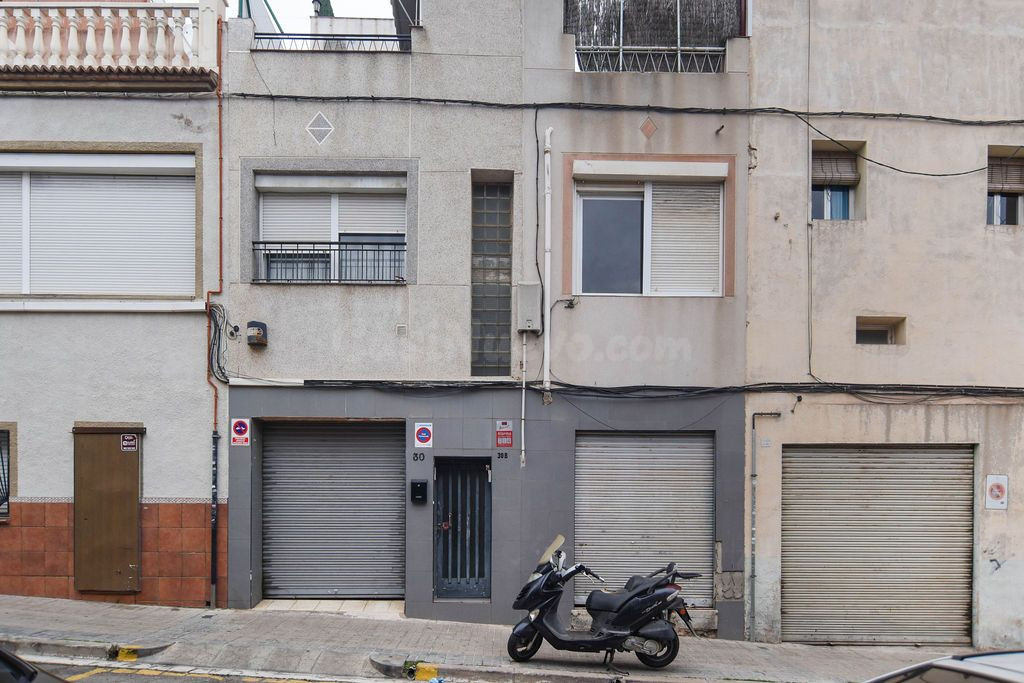 Se vende piso en Calle Olivera e Sistrells 30 de Badalona, Barcelona.