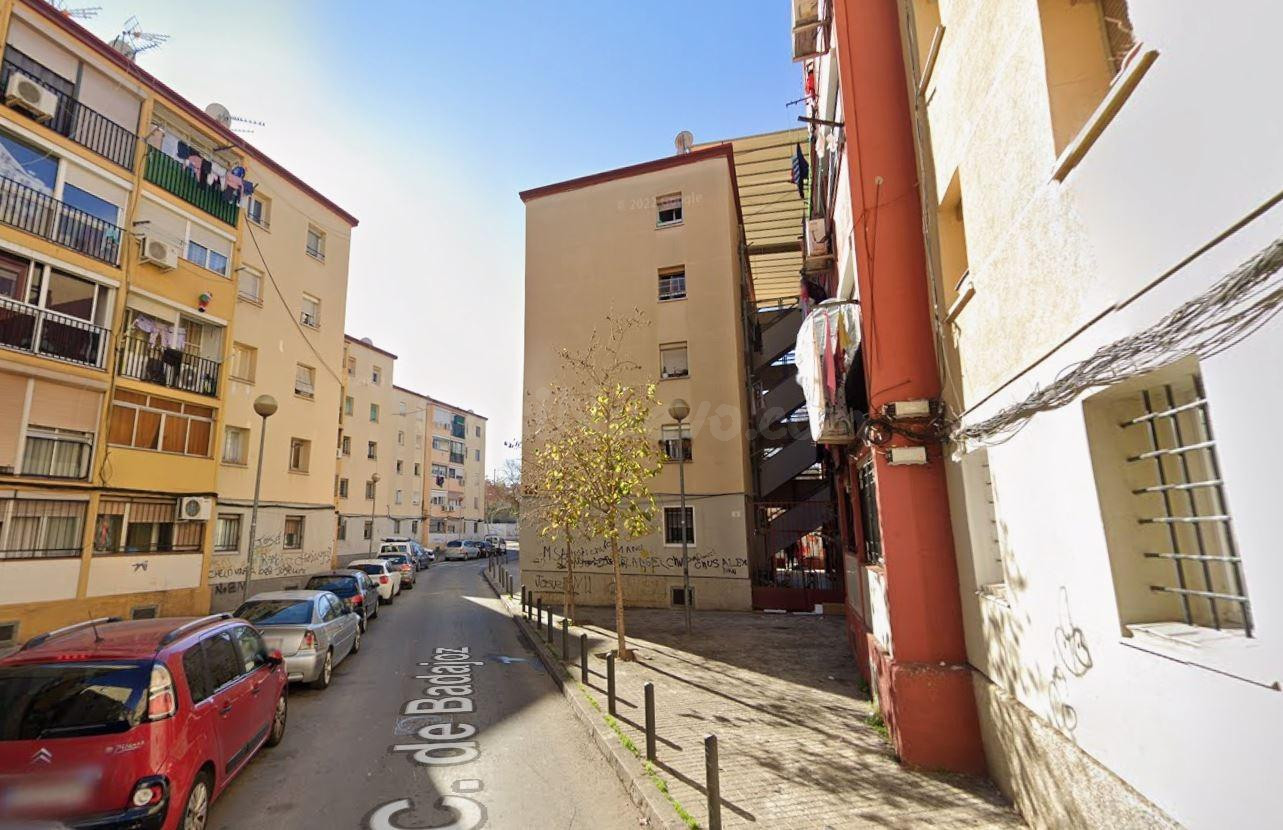 SE VENDE PISO OKUPADO EN Calle BADAJOZ Nº 11 Badalona (Barcelona)
