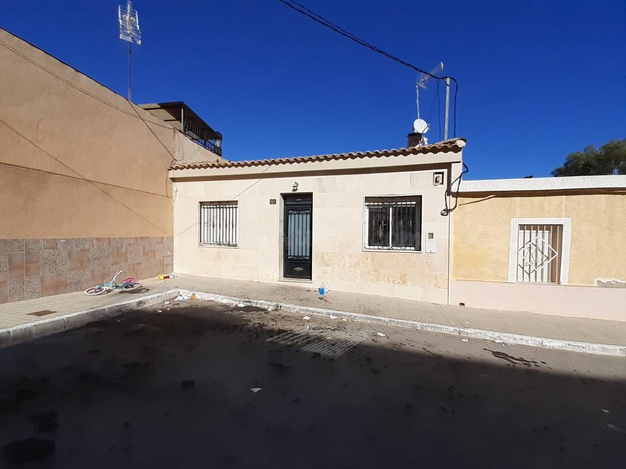 SE VENDE CHALET OKUPADO EN Calle Numancia Nº 29 Elda (Alican - foto 2