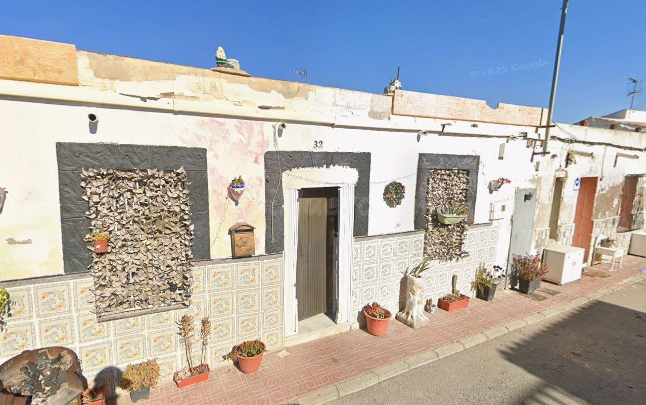 SE VENDE CASA OKUPADA EN barrio Las Barracas Nº 32 Benejúzar (Alicante/Alacant)