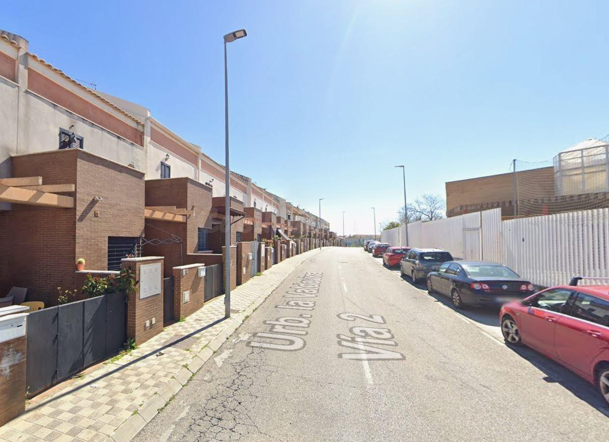 SE VENDE CASA ADOSADA OKUPADA EN C/ Cañada De Los Negreros 1 - foto 3