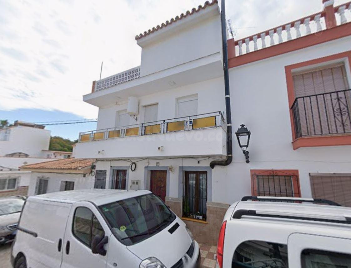 SE VENDE PISO OKUPADO EN C/ ANDALUCIA 7, ESTEPONA (MÁLAGA) - foto 2