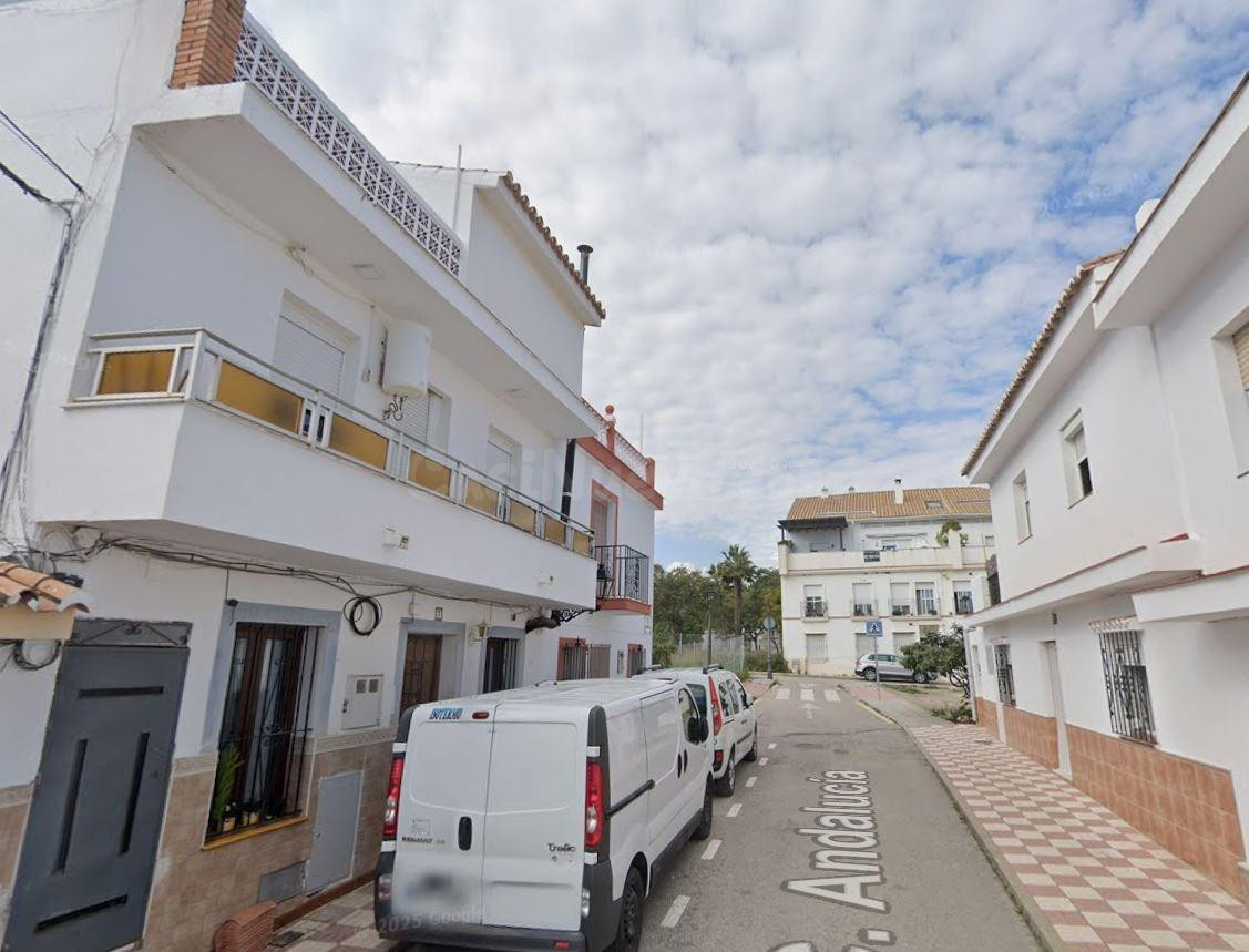 SE VENDE PISO OKUPADO EN C/ ANDALUCIA 7, ESTEPONA (MÁLAGA) - foto 3